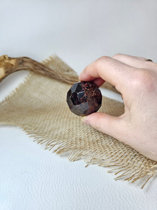 Granat, Kugel facettiert